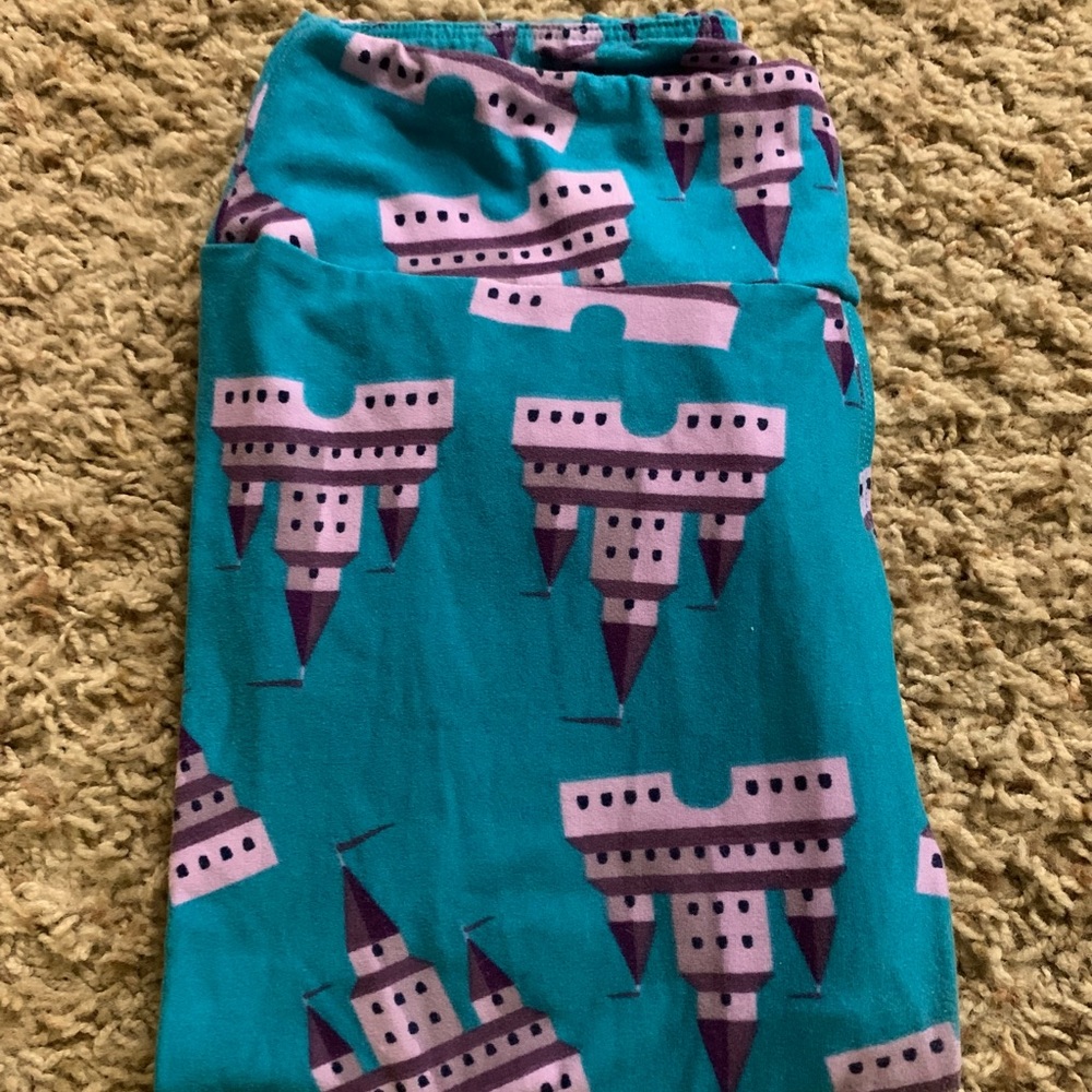 ❌ SOLD GUC LuLaRoe OS Castle leggings